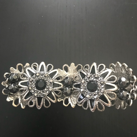 Jewelry - Silver & Black Flowered Beading Stretch Bracelet